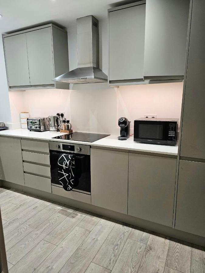 C2, Spacious 2 Bedroom Flat In Wembley Londra
