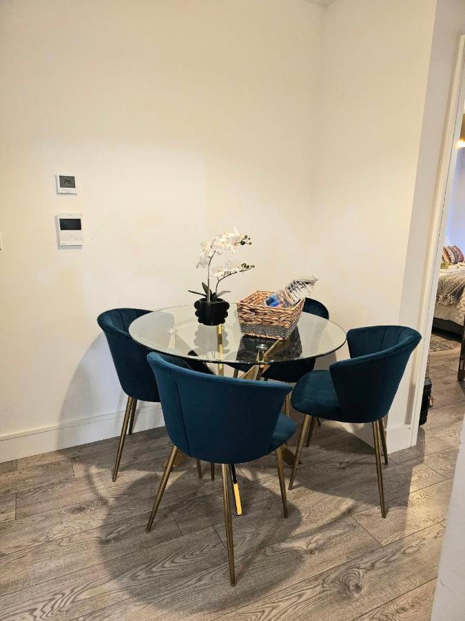 C2, Spacious 2 Bedroom Flat In Wembley Londra