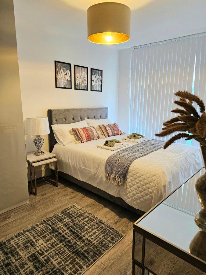 C2, Spacious 2 Bedroom Flat In Wembley * Londra