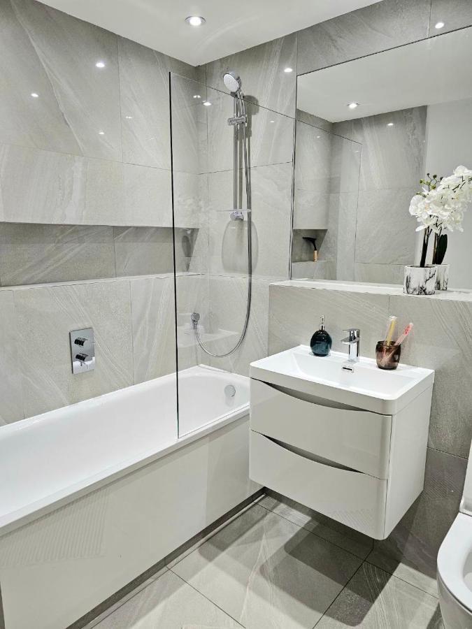C2, Spacious 2 Bedroom Flat In Wembley Appartamento *