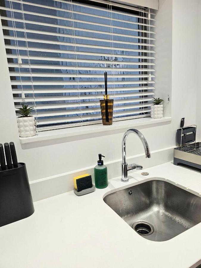 C2, Spacious 2 Bedroom Flat In Wembley Londra
